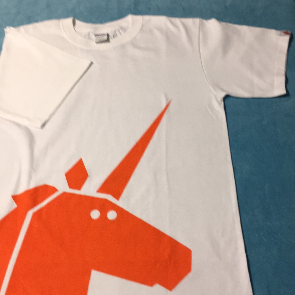 New!!! Unicorn Graphic T-Shirt, Size M